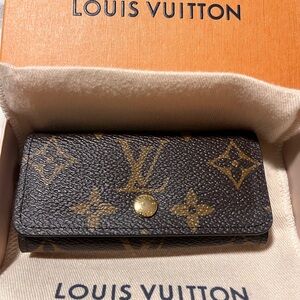 LOUIS VUITTON 4 key ring wallet. “CR” initials monogrammed.